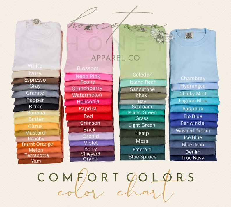 Op de afbeelding: Een kleurenkaart met vier verticale stapels gevouwen t-shirts in diverse tinten. De tekst luidt Hometown Honey Apparel Co en Comfort Colors color chart, met labels voor elke kleur, waaronder White, Ivory, Espresso, Gray, Granite, Pepper, Black, Banana, Butter, Citrus, Mustard, Peachy, Burnt Orange, Melon, Terracotta, Yam, Blossom, Neon Pink, Peony, Crunchberry, Watermelon, Heliconia, Paprika, Red, Crimson, Brick, Orchid, Violet, Berry, Vineyard, Grape, Celedon, Island Reef, Sandstone, Khaki, Bay, Seafoam, Island Green, Grass, Light Green, Hemp, Moss, Emerald, Blue Spruce, Chambray, Hydrangea, Chalky Mint, Lagoon Blue, Sapphire, Flo Blue, Periwinkle, Washed Denim, Ice Blue, Blue Jean, Denim en True Navy.