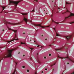 Pack of 10 Vintage 1990s Fuchsia and White Buttons | Decorative 2 Hole Sewing Buttons | Retro Fashion Buttons in 25 mm 22 mm 20 mm 15 mm