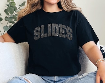 Camiseta com Mascote Brilhante: Camiseta personalizada com glitter para o seu time no dia do jogo.