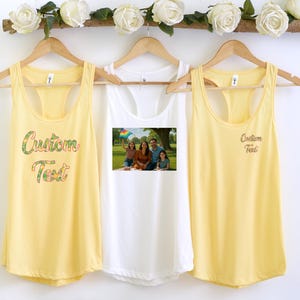 Aangepaste vloeiende racerback-tanktop - gepersonaliseerde damestanktop, voeg je tekst of logo toe, een custom workout- of vrijgezellenfeestshirt