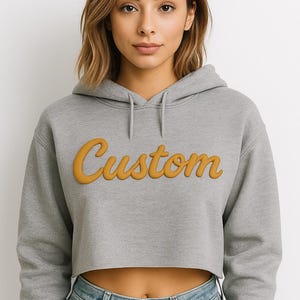 Anpassad Puff Text Hoodie - Beskuren, präglad texttröja