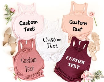 Custom flowy racerback-tanktop voor dames – gepersonaliseerde workouttank, cadeau bruidsmeisje, tanktop met aangepaste tekst, yogashirt, zomersportkleding