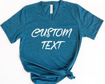 Camiseta unissex com decote em V, texto ou logotipo personalizado (várias cores e tamanhos)