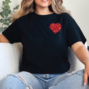 Glitter Heart Shirt – Stylish Sparkling T-Shirt for Women and Teens, Perfect for Casual Outfits, Valentine’s Day, or Special Gifts