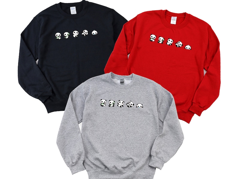 K&ouml;nnte beinhalten: Drei Sweatshirts mit einer Reihe von Pandas, die auf der Vorderseite aufgedruckt sind. Die Sweatshirts sind in Marineblau, Rot und Grau.