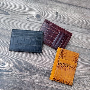 Tarjetero de cuero fino + iniciales personalizadas / Billetera minimalista para hombre hecha a mano / Billetera de cuero india para fin de semana / Marrón, negro, cereza