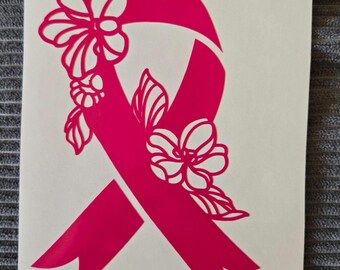 Könnte beinhalten: Ein pinkfarbener Aufkleber mit floralen Akzenten. Das Band, ein Symbol des Bewusstseins, ist mit zarten Blumen- und Blattmotiven verziert. Der Aufkleber befindet sich auf weißem Hintergrund, wodurch die rosa Farbe hervorgehoben wird.
