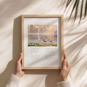 Könnte beinhalten: Ein gerahmter Druck mit dem Text "AS THE DEER" oben. Das Kunstwerk zeigt zwei Hirsche in der Nähe eines Sees mit Bergen im Hintergrund. Der Druck hat einen hellen Holzrahmen und enthält ein Gedicht unter dem Bild.