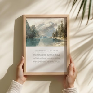 Pode incluir: Uma impressão emoldurada com uma pintura de paisagem de um lago de montanha com pinheiros e picos nevados. Abaixo da imagem, o texto "HOW DEEP THE FATHER'S LOVE" está impresso em preto, seguido pela letra do hino em uma fonte clara.