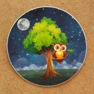 Adesivo gufo carino sotto la luna - Design originale di un giovane artista, adesivo in vinile da 2 pollici resistente alle intemperie