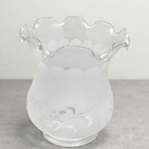 Lámpara de techo con pantalla de vidrio grabado transparente escarchado y diseño floral con volantes, 2 pulgadas de ancho.