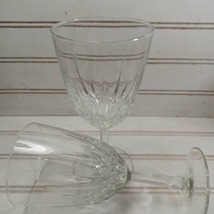 Set of 2 france Vintage Cut Etched Glass Crystal Wine Drinking Glasses condition is pre-owned in good condition (p-1-9)c)
