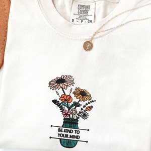 Camiseta Be Kind to Your Mind, sudadera bordada, camiseta de salud mental, camiseta bordada de color cómodo, camiseta be kind, sudadera bordada