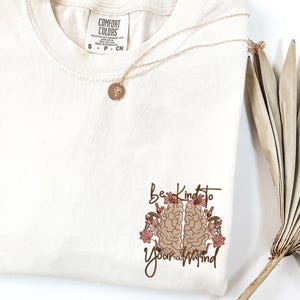 Camiseta Be Kind to Your Mind, sudadera bordada, camiseta de salud mental, camiseta bordada de color cómodo, camiseta be kind, sudadera bordada