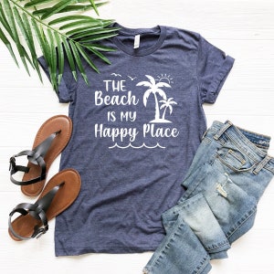 Camiseta The Beach Is My Happy Place, camiseta de praia, camiseta de acampamento de verão, camiseta de férias, camiseta da natureza, família engraçada, viagem, luz do sol