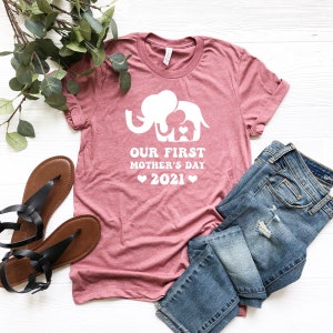 Primera camiseta del Día de la Madre, linda camiseta a juego elefante, mamá y camisas de bebé idea de regalo para la esposa, nuestro primer día de madres, nuevo aniversario de mamá