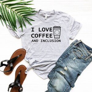 コーヒーとインクルージョンが大好きシャツ、面白い皮肉Tシャツ、中毒性のあるマグカップ、恋人シャツ、父の母の日ギフト、お父さんお母さんへのプレゼント、誕生日パーティー