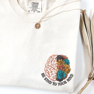 Camiseta Be Kind to Your Mind, sudadera bordada, camiseta de salud mental, camiseta bordada de color cómodo, camiseta be kind, sudadera bordada