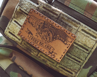 Toppa in pelle / Trust No One / Morale Patch / Militare / Airsoft / Supporto per gancio / Inciso al laser / Cucito a mano / 3,25x2" / Skateboarding