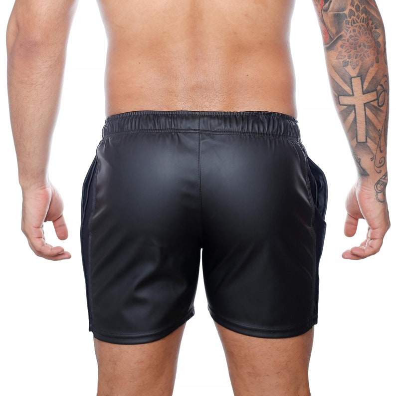 Peut inclure: Shorts en cuir noir avec une taille &eacute;lastique et des poches lat&eacute;rales. Les shorts ont un aspect &eacute;l&eacute;gant et brillant et un design classique. Les shorts sont faits d'un mat&eacute;riau lisse et durable.