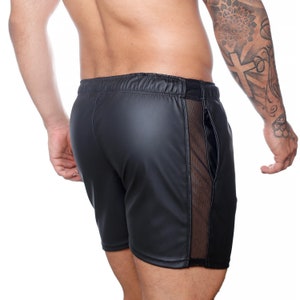 Peut inclure: Shorts noirs avec un devant et un dos en similicuir. Les shorts ont un panneau en mesh sur le c&ocirc;t&eacute; et une taille &eacute;lastique. Ces shorts sont con&ccedil;us pour un usage d&eacute;contract&eacute;.