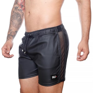 Peut inclure: Short noir avec taille &eacute;lastique et panneaux lat&eacute;raux en mesh. Le short comporte un petit patch rectangulaire avec le texte "DALE+". Le short est fait d'une mati&egrave;re brillante.