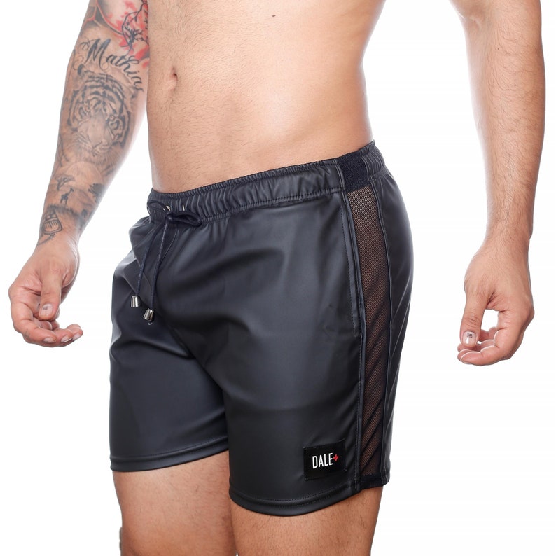 Peut inclure: Short noir avec taille &eacute;lastique et panneaux lat&eacute;raux en mesh. Le short comporte un petit patch rectangulaire avec le texte "DALE+". Le short est fait d'une mati&egrave;re brillante.