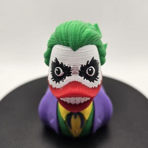 Clown Villain-Inspired Jeep Duck - Dark Knight-Themed Collectible with Purple Suit, Green Hair, and Red Smile