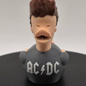 TV スラッカーにインスパイアされたジープ ダック | 茶色の髪と赤いショートパンツの 3D プリントされた面白いアヒル | 90 年代の漫画ダッシュボード フィギュア
