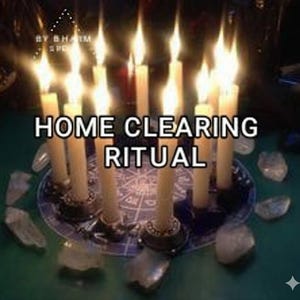 Puede incluir: Un conjunto de velas encendidas dispuestas en círculo, con el texto "HOME CLEARING RITUAL" en blanco. Las velas están sobre un plato azul con un diseño de estrella, rodeadas de cristales transparentes. Tema místico.