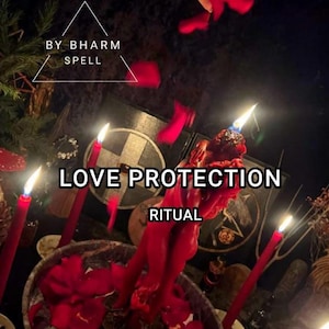 Op de afbeelding: Een mystieke ritueelscène met rode kaarsen, rozenblaadjes en een centrale rode figuur. De tekst "LOVE PROTECTION RITUAL" wordt weergegeven. De afbeelding heeft een donkere achtergrond en brandende kaarsen.