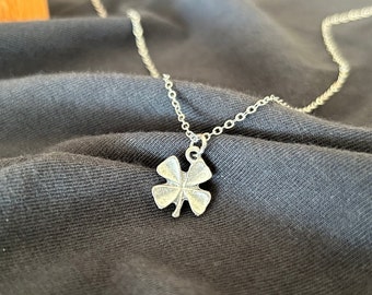 Collier trèfle à quatre feuilles en argent sterling, élégant collier trèfle à quatre feuilles, collier délicat trèfle à quatre feuilles en argent sterling
