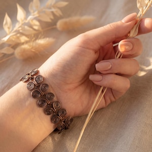 Bracciale a spirale in rame, bracciale avvolto in filo metallico fatto a mano, gioiello boho rustico, bracciale regolabile in rame, idea regalo