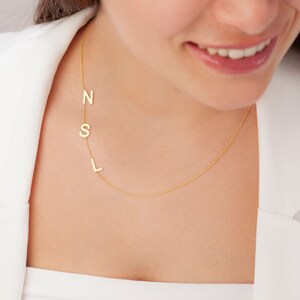 Colar com inicial lateral, colar com inicial minúscula, colar personalizado delicado, colar com letra personalizada, colar com coração inicial, presente para mãe