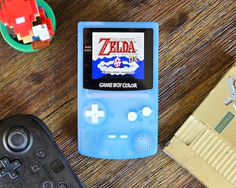 Game Boy Color azul cielo personalizado con pantalla IPS y logotipo iluminado