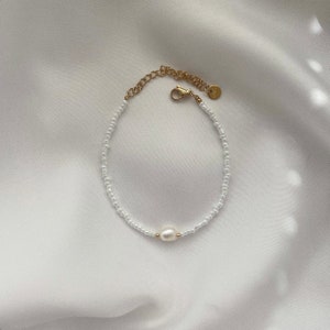 Filigranes Perlenarmband mit Süßwasserperle Freundschaftsarmband Geschenk zur Geburt, Muttertag, Geburtstag Bild 3