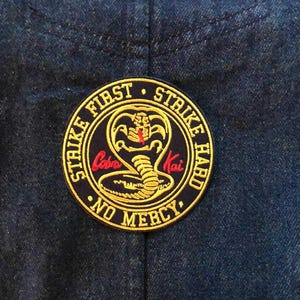Cobra Kai - Strike First, Strike Hard, No Mercy - Karaté Kid - Patch rétro années 80 brodé (à repasser/à coudre)