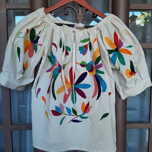 Handborduurwerk blouse, Blusa bordada a mano, Otomi-blouse, bloemenborduurwerk, kleurrijk, Mexicaans