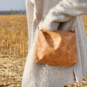 ISABELLA Shoulder bag made from vegan cork Gold