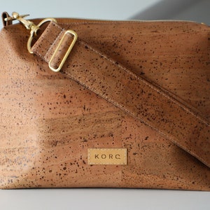 ISABELLA Shoulder bag made of vegan cork Hellbraun