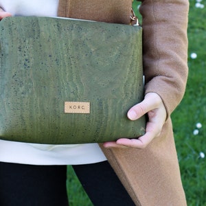 ISABELLA Shoulder bag made of vegan cork dunkelgrün