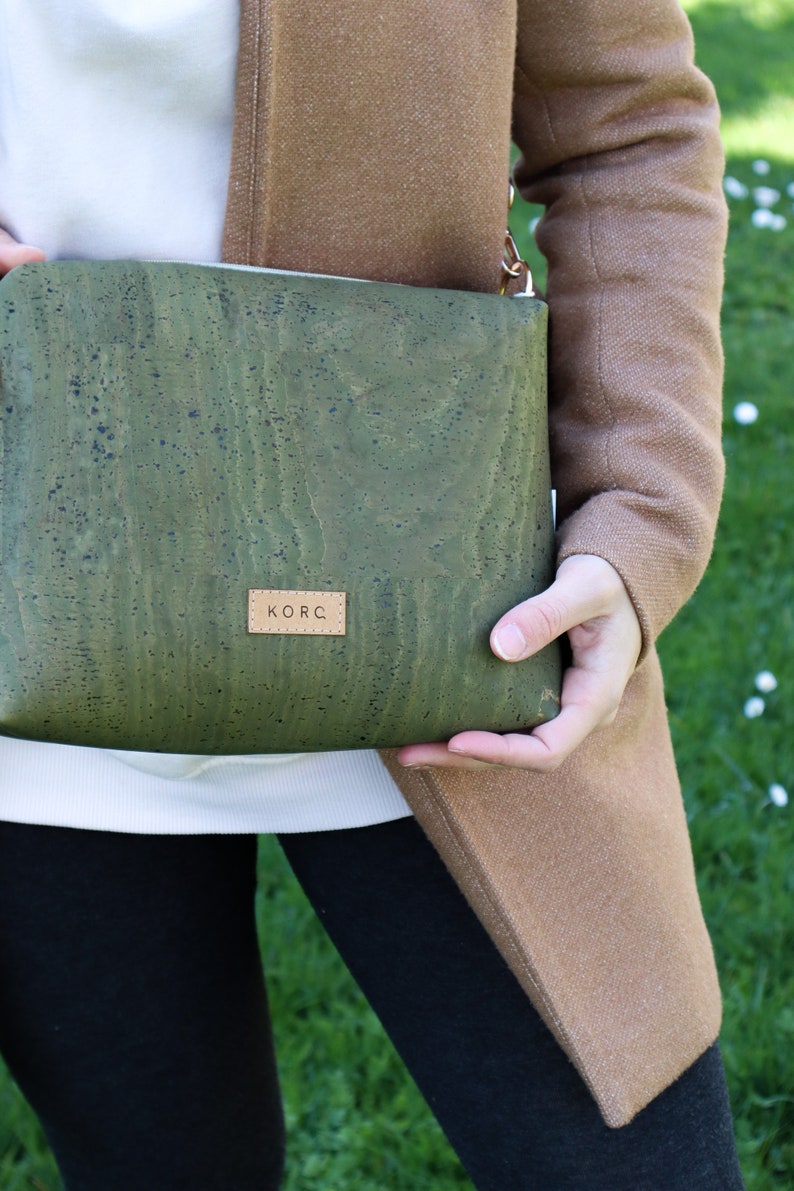 ISABELLA Shoulder bag made of vegan cork dunkelgrün