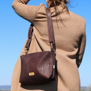 ISABELLA Shoulder bag made from vegan cork dunkelbraun