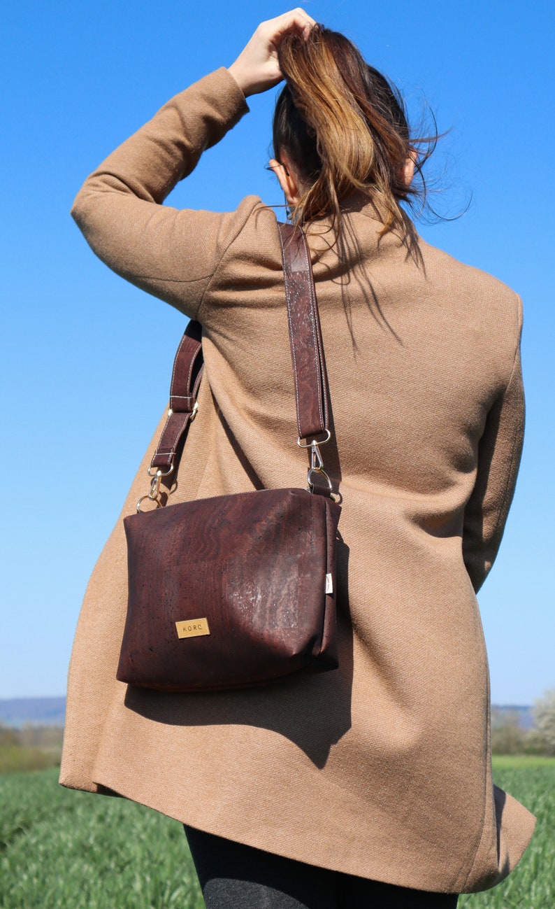 ISABELLA Shoulder bag made from vegan cork dunkelbraun