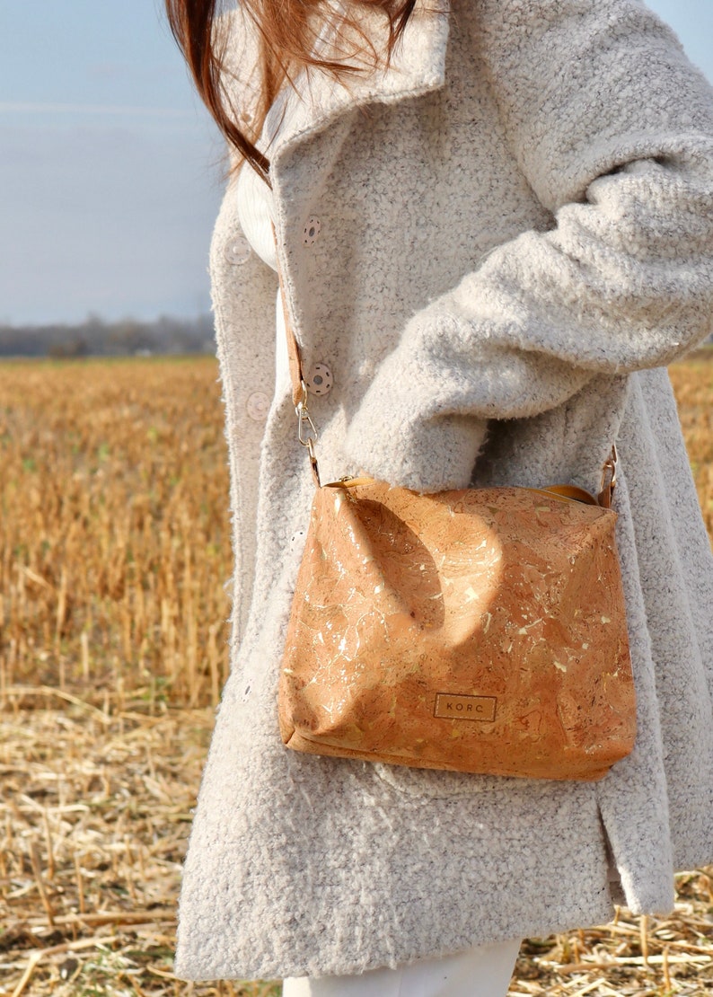 ISABELLA Shoulder bag made from vegan cork Gold