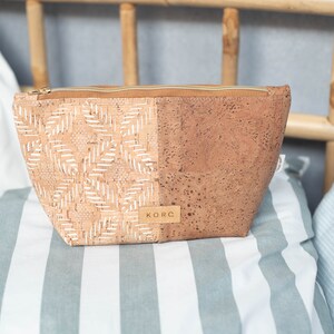 LINA Cork toiletry bag image 3