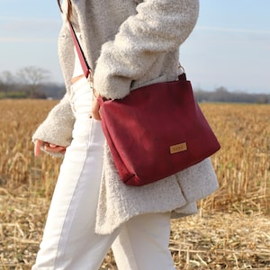 ISABELLA Shoulder bag made from vegan cork Bordeaux rot