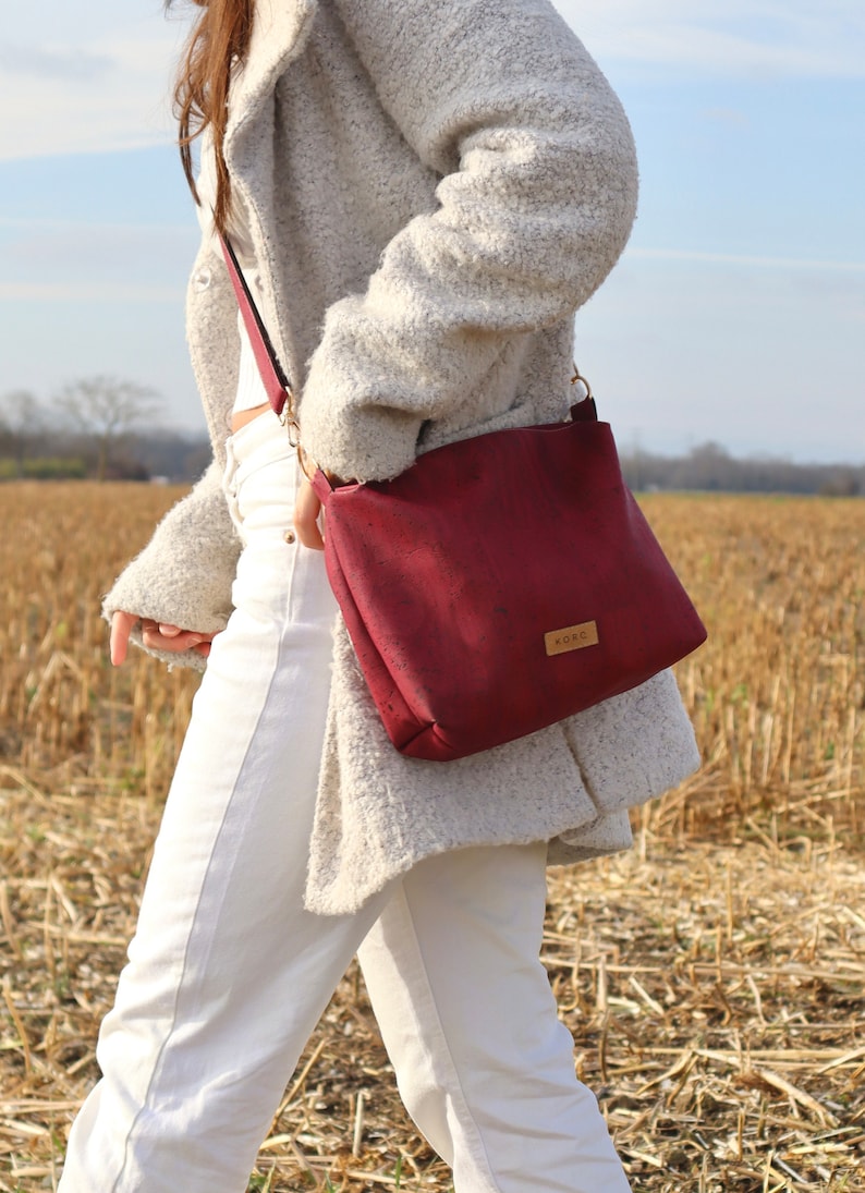 ISABELLA Shoulder bag made of vegan cork Bordeaux rot