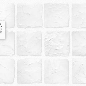 Peut inclure: Douze textures carrées blanches avec des bords déchirés. Chaque carré présente un aspect texturé et superposé, suggérant une surface peinte ou plâtrée. L'image comprend un petit carré blanc avec le texte "rileyB pngs" en écriture cursive.