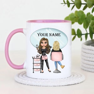 Puede incluir: Taza de cerámica blanca con borde y asa de color rosa. La taza presenta una ilustración de dibujos animados de una estilista con un secador de pelo y una clienta sentada en una silla. El texto "YOUR NAME" está impreso en la taza.